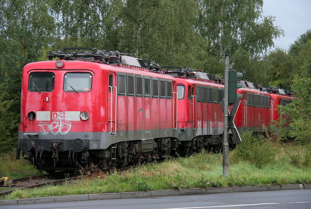 Die 115 159-6, 115 355-0, 115 230-5, 115 148-9, 115 224-8 stehen kurz vor ihrer letzten Reise (einmal ber die Strae) vor den Toren des Theo Steil in Eschweiler Aue am 17.09.2011 Adioz gute alte Einheitslok!