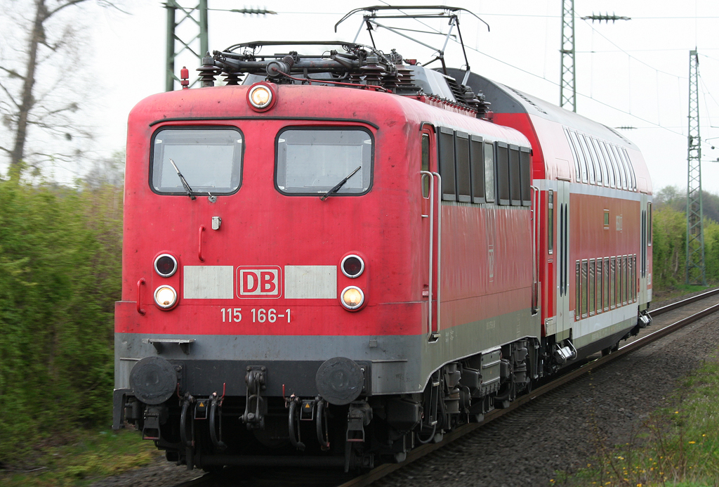 Die 115 166-1 zieht ihren Schadzug aus Dortmund durch Angermund nach Frankfurt ber Dsseldorf & Kln Messe/Deutz am 16.04.2010