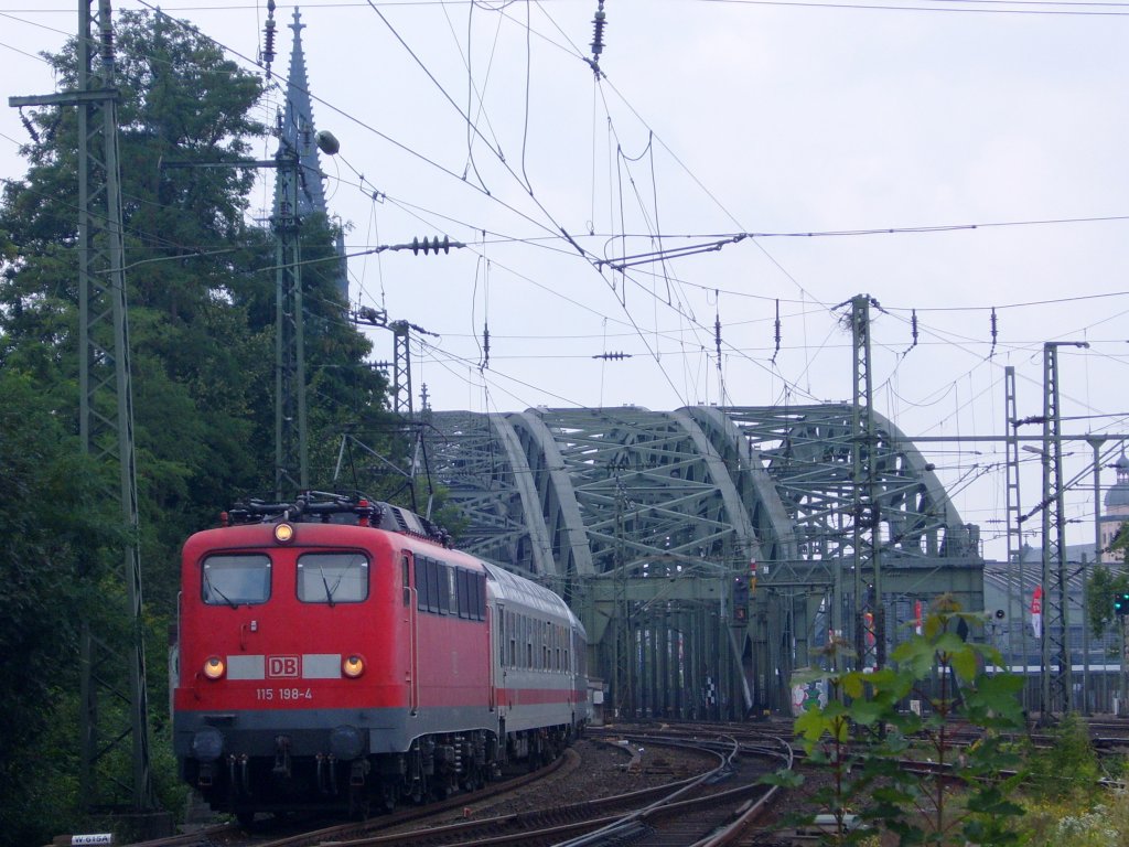Die 115 198-4 mit Einfachlampen am 08.08.2010 vor der Hohenzollernbrcke.