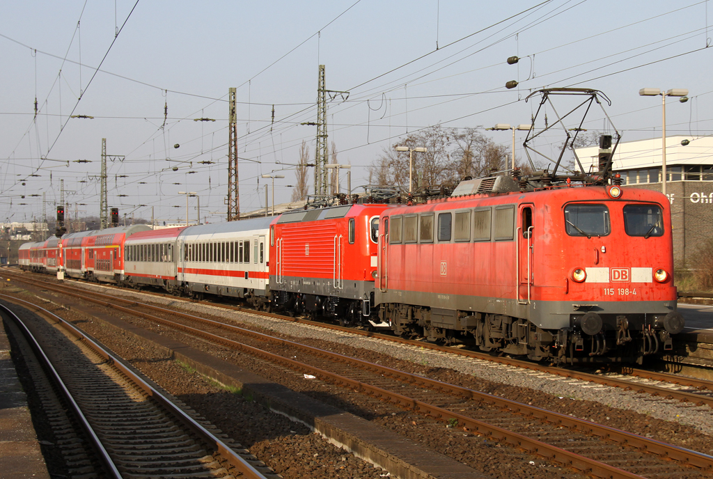 Die 115 198-4 rennt mit dem PbZ 2471 von Dortmund Bbf nach Frankfurt durch Oberhausen HBF am 28.03.2012 Im Schlepp die Trierer 143 837 mit frischer HU