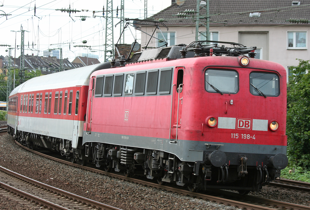 Die 115 198-4 zieht den AZ von Dsseldorf nach Alessandria durch Dsseldorf Volksgarten am 01.08.2010