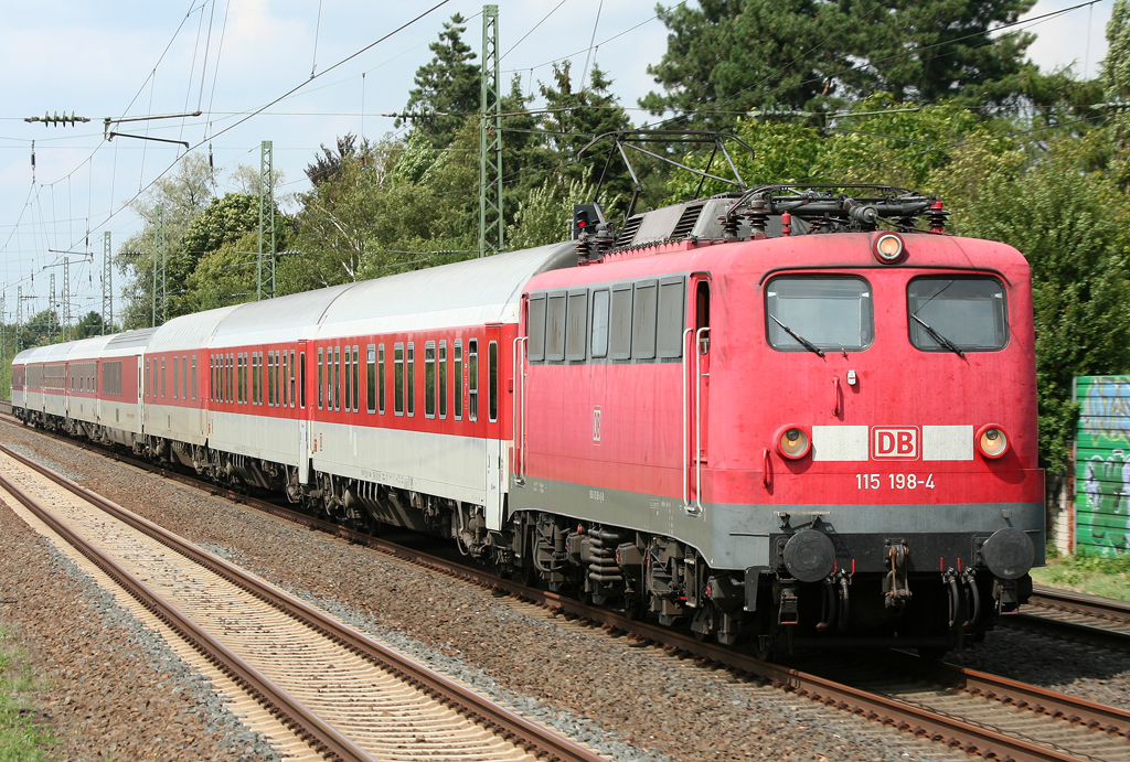 Die 115 198-4 zieht einen AZ aus Dortmund Bbf zur Bereitstellung nach Dsseldorf am 01.08.2010
