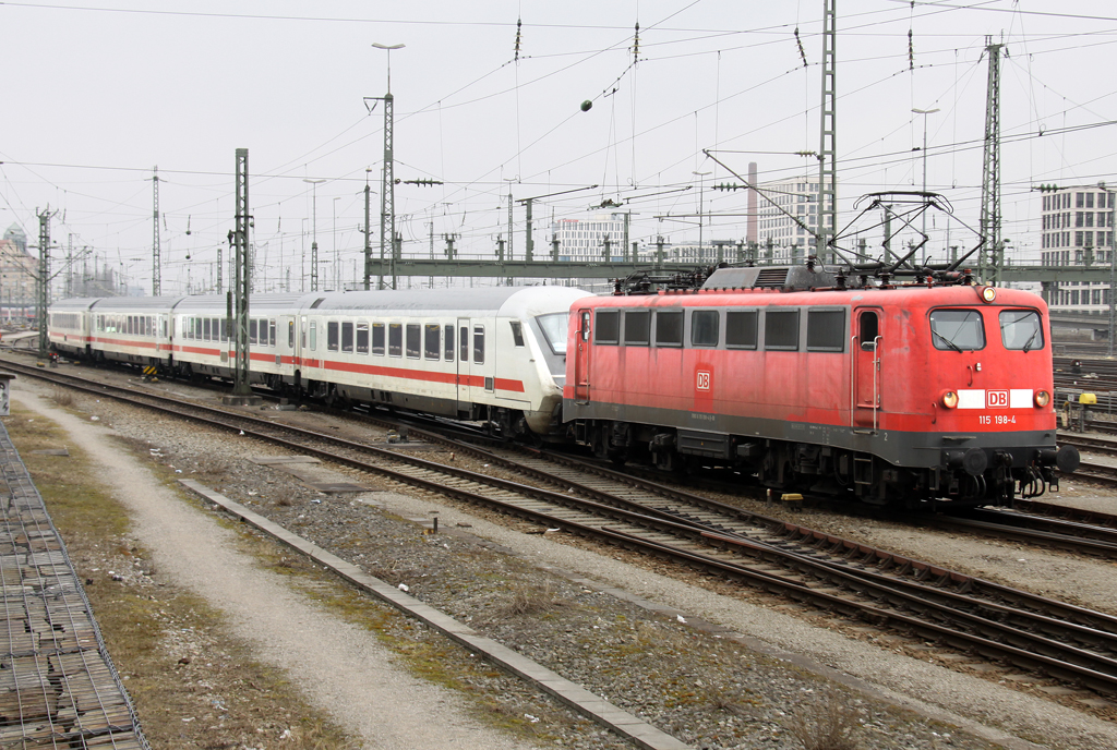 Die 115 198-4 zieht den IC Groglockner von Mnchen Pasing zur Bereitstellung zum HBF durch das Bahnhofsvorfeld am 06.04.2013