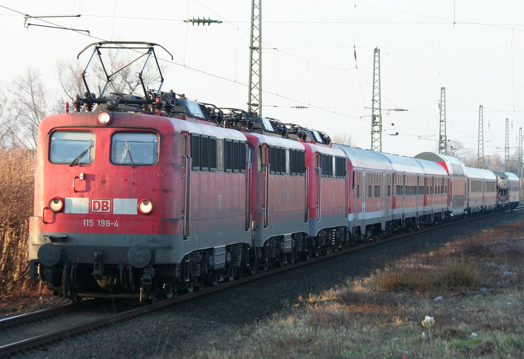 Die 115 198-4 zieht PbZ1971 mit 115 350-1 & 115 152-1 von Dortmund nach Frankfurt durch Angermund am 10.03.2010