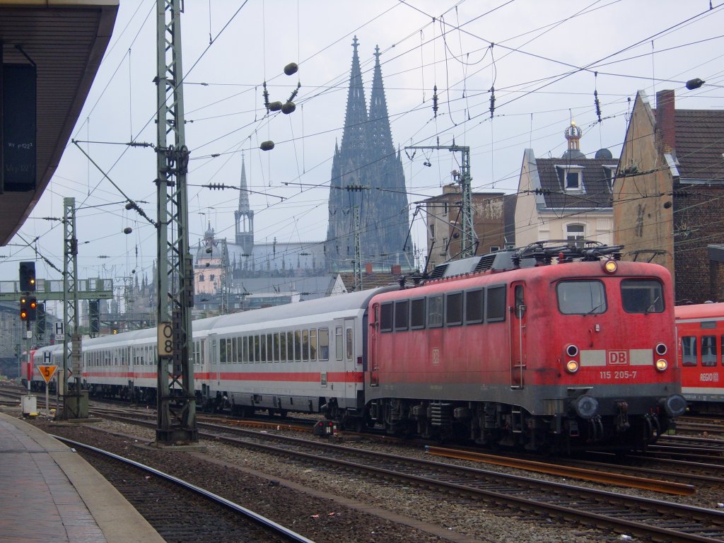 Die 115 205-7 und die 115 198 fuhran am 08.08.2010 einen ICE-Ersatzzug Hamm - Bonn - Hamm am 08.08.2010 durch Kln Hansaring.