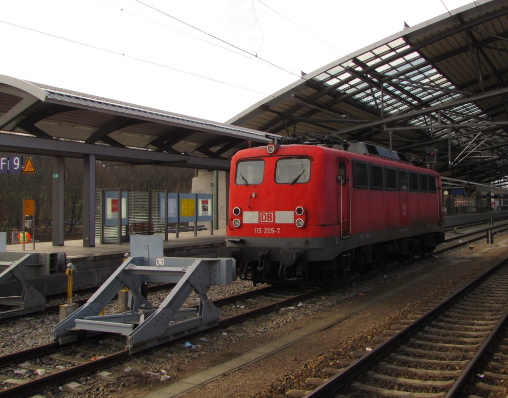 Die 115 205-7 von DB AutoZug wartet am 30.11.2011 in Erfurt Hbf auf ihren nchsten Einsatz.