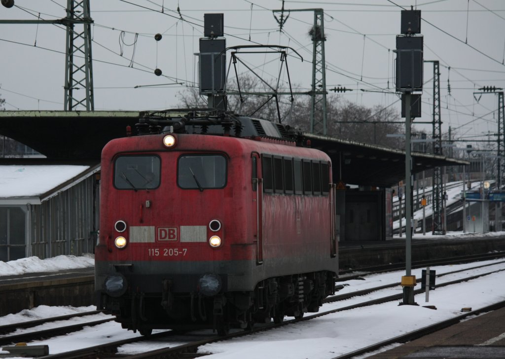 Die 115 205-7 fuhr am 02.01.2011 LZ durch Kln Messe Deutz in richtung Kln Bbf um sich dort einen IC zu nehmen.