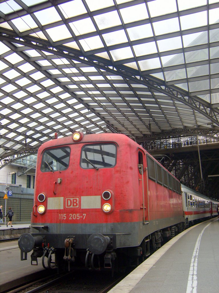 Die 115 205-7 unter dem BOMBASTISCHEN Himmel des Klner Hauptbahnhofes am 30.07.2010.