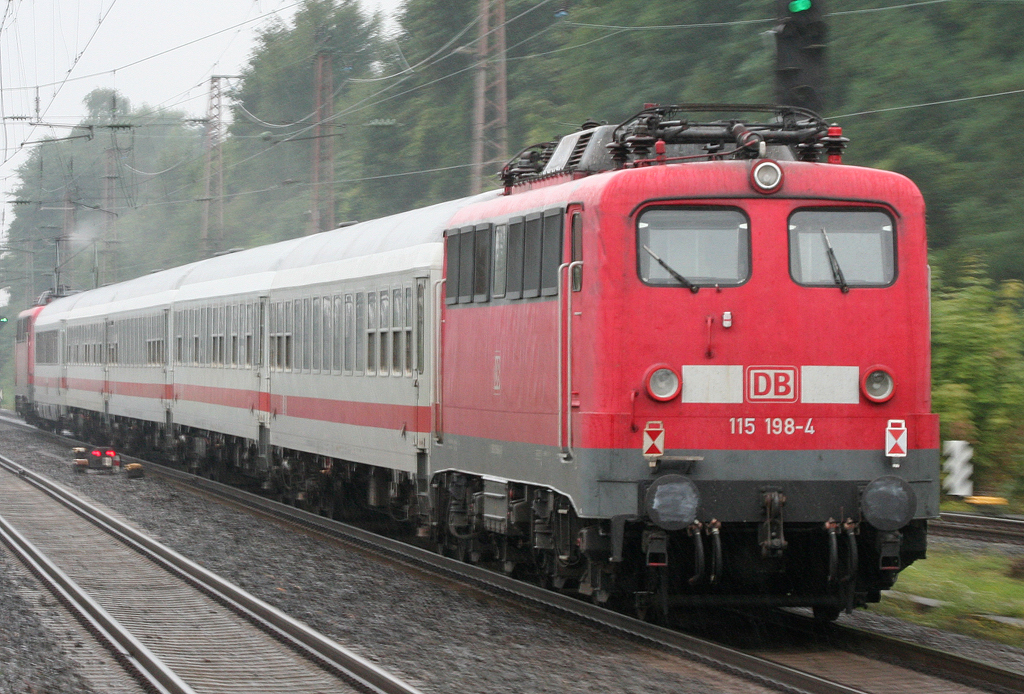 Die 115 205-7 zieht den Ersatz ICE von Hamm nach Bonn mit 115 198-4 im Schlepp durch Wuppertal Vohwinkel am 08.08.2010