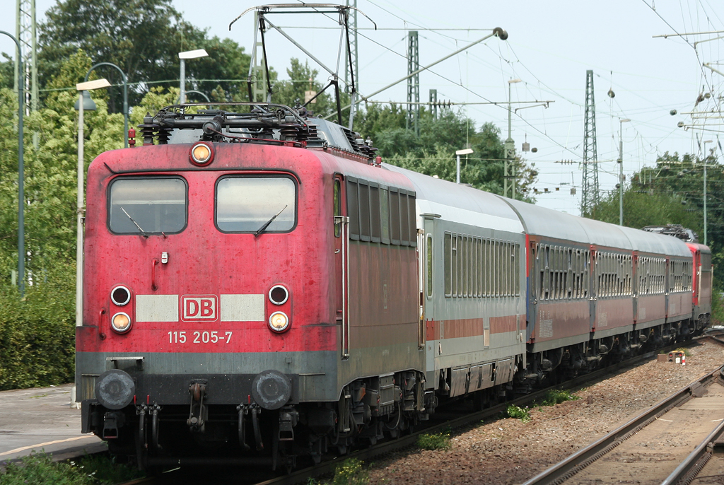 Die 115 205-7 zieht den Ersatz ICE mit 115 346-9 im Schlepp von Hamm nach Bonn durch Opladen am 10.08.2010