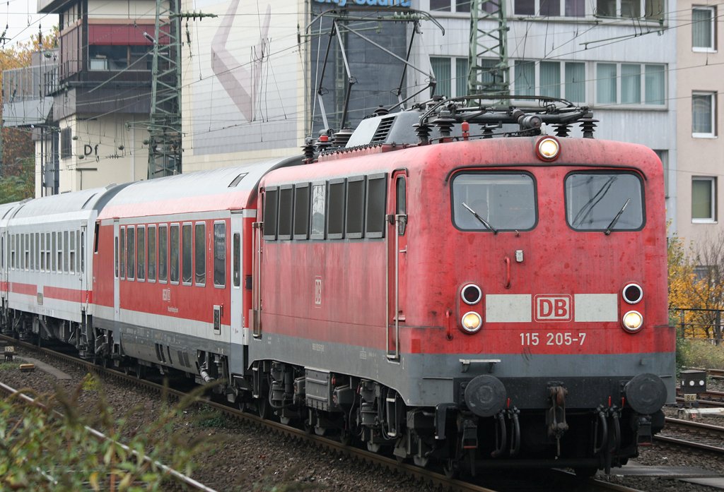 Die 115 205-7 zieht ihren Schadzug ohne Halt durch Dsseldorf HBF am 25.10.2009