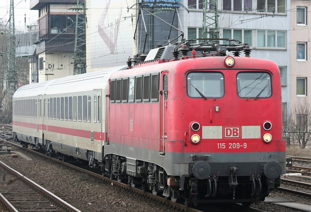 Die 115 209-9 zieht ihren letzten Pbz durch Dsseldorf HBF vor ihrer Z-Stellung aufgrund des Fristablaufs.. Aufgenommen am 20.02.2010