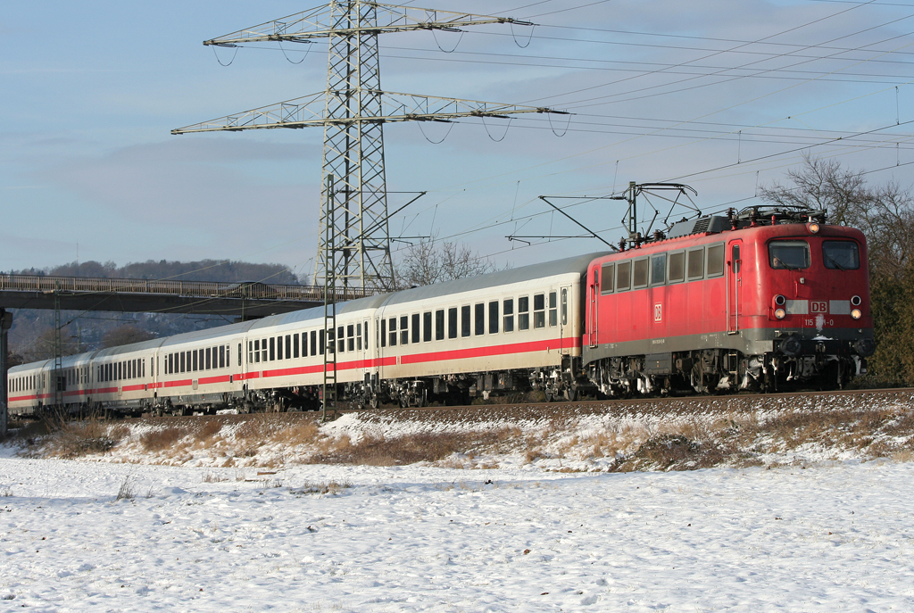 Die 115 261-0 ersetzt eine 101er auf dem IC 136 von Norrddeich Mole nach Luxemburg in Andernach am 18.12.2010