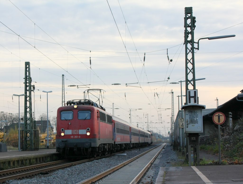 Die 115 261-0 fuhr am 21.11.2010 durch Opladen.