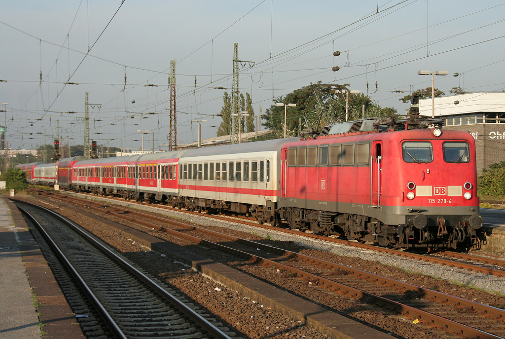 Die 115 278-4 zieht den PbZ 2471 im schnsten Abendlicht von Dortmund nach Frankfurt durch Oberhausen HBF weiter nach Kln Deutzerfeld zum Wenden am 28.09.2011
