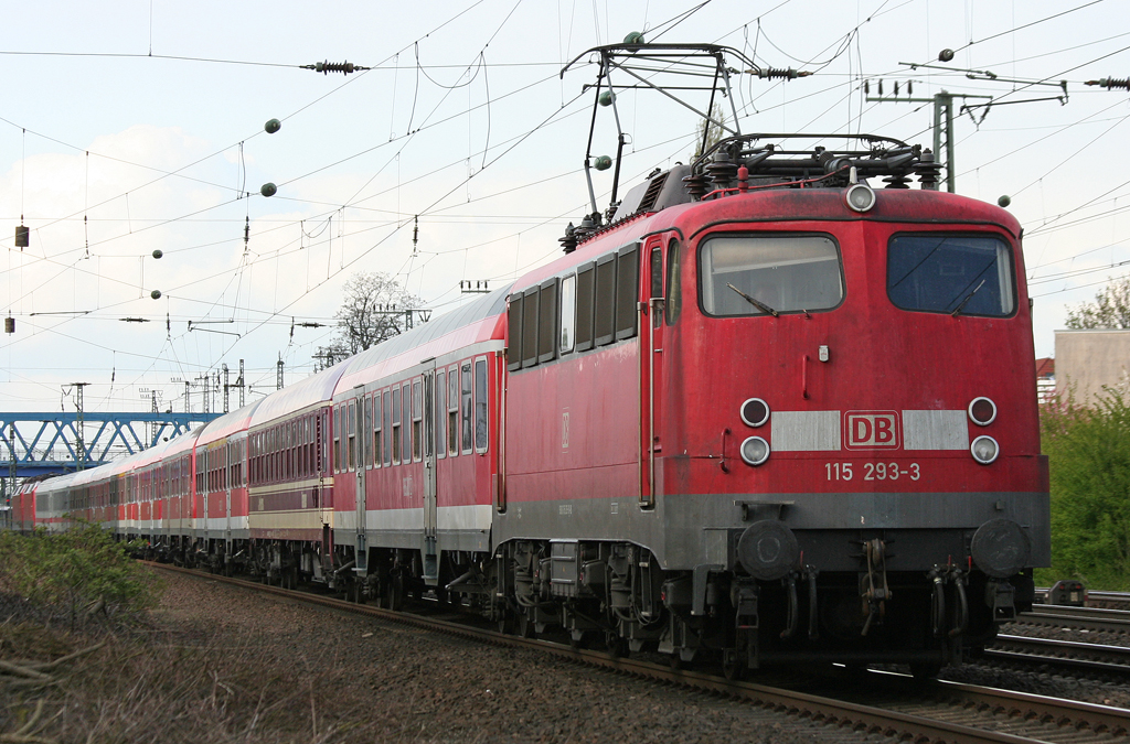 Die 115 293-3 zieht den Pbz mit Silberlingen, Euroexpress Bm, Wittenberger und IC Wagen aus Dortmund nach Frankfurt durch Duisburg Groenbaum am 21.04.2010