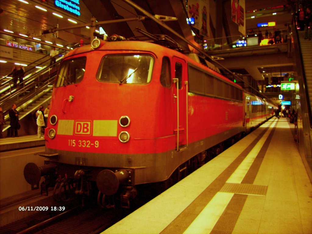 Die 115 332-8 zieht den IC 2157 nach Stralsund. Das Zugende ist kein Steuerwagen, sondern die 113 268-7. Gesehen bei der Bereitstellung am 06.11.2009 in Berlin Hbf (tief).