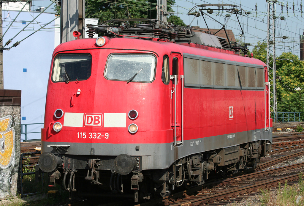 Die 115 332-9 fhrt Lz zum durch Kln HBF, um anschlieend fr einen IC in Koblenz zu wenden, aufgenommen am 18.07.2010