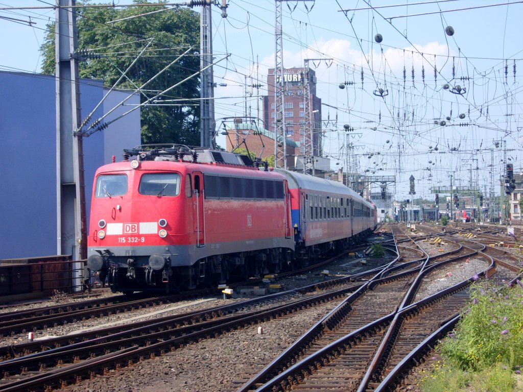 Die 115 332-9 fuhr am 14.08.2010 in Kln Hbf ein.
