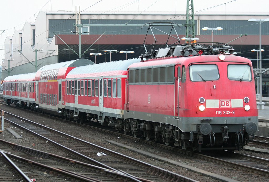 Die 115 332-9 zieht den Pbz1971 aus Dortmund nach Frankfurt durch Dsseldorf HBF am 12.03.2010