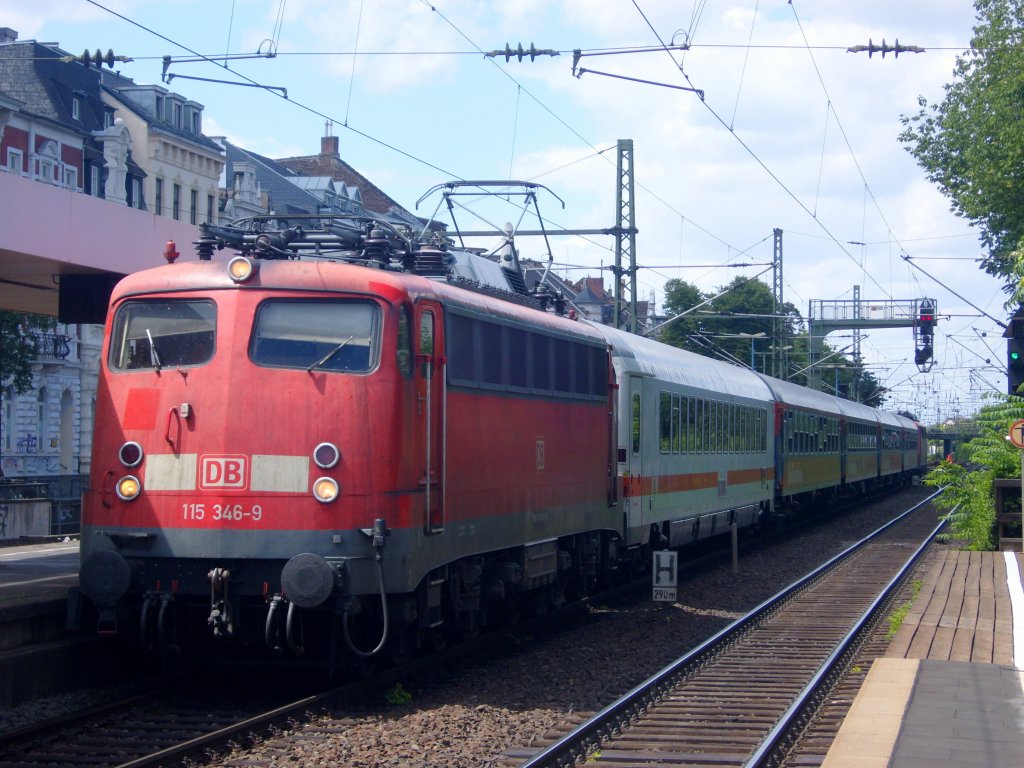 Die 115 346-9 fuhr am 15.07.2010 mit dem IC 2864 in Bonn Hbf ein. Der IC 2864 bestand aus 115 346-9, 1 mal IC Wagen, 4 mal BahnTouristikExpress und der 115 205-7. 