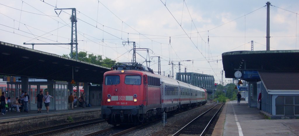 Die 115 346-9 fuhr am 30.07.2010 mit der 115 205-7 und einem IC durch Kln Messe/Deutz.