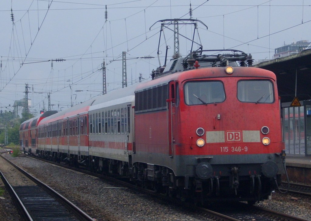 Die 115 346-9 fuhr am 08.08.2010 mit einem Pbz durch Kln Messe/Deutz.