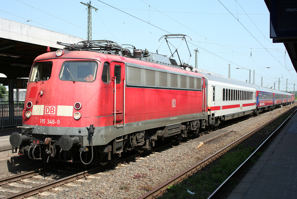 Die 115 346-9 stellt den ICE Ersatz mit 115 383-2 im Schlepp in Hamm bereit am 06.06.2010