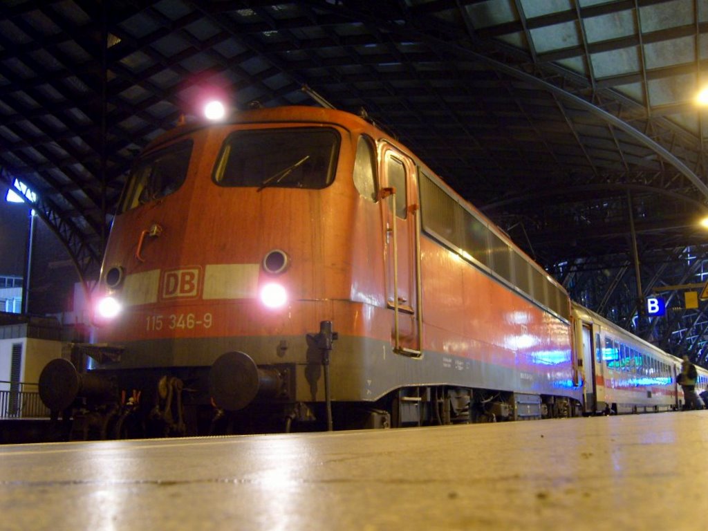 Die 115 346-9 vor einem ICE Ersatzzug am 31.01.2010 in Kln Hbf.