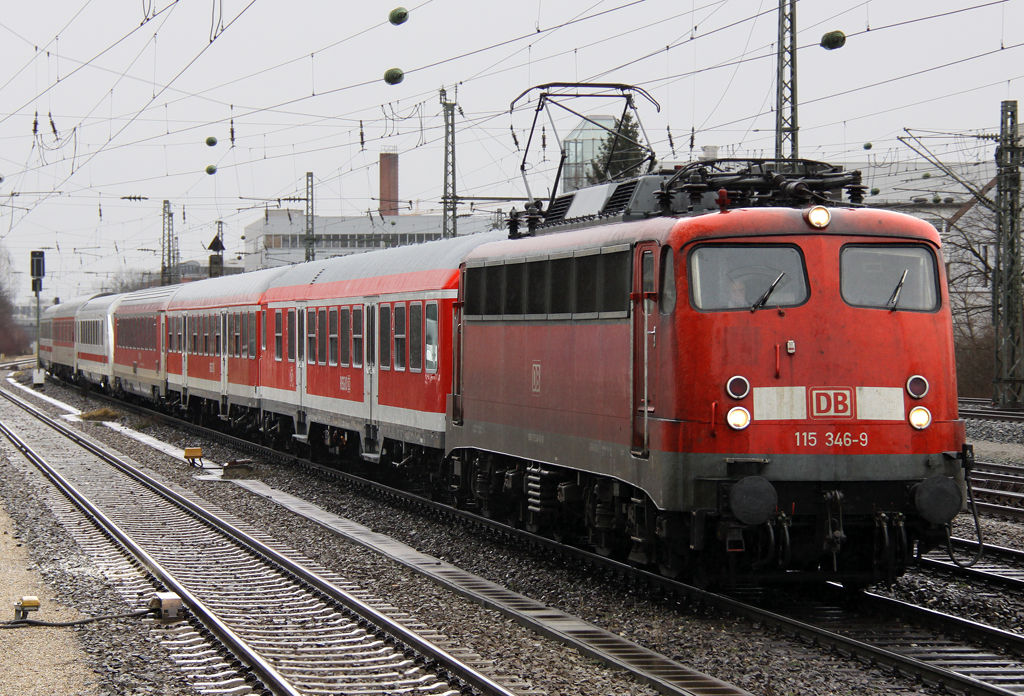 Die 115 346-9 zieht PbZ 2460 von Pasing nach Stuttgart durch Mnchen Heimeranplatz am 01.02.2013