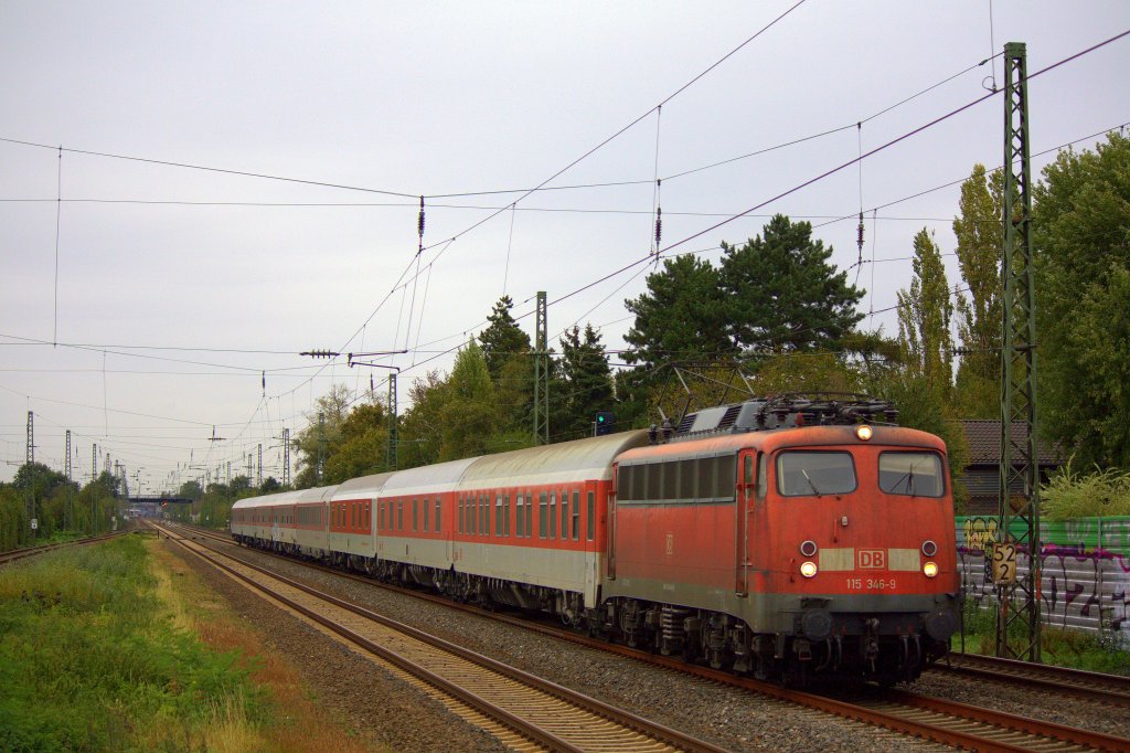 Die 115 346-9 zog am 09.10.2011 ihren Autozug durch Angermund.