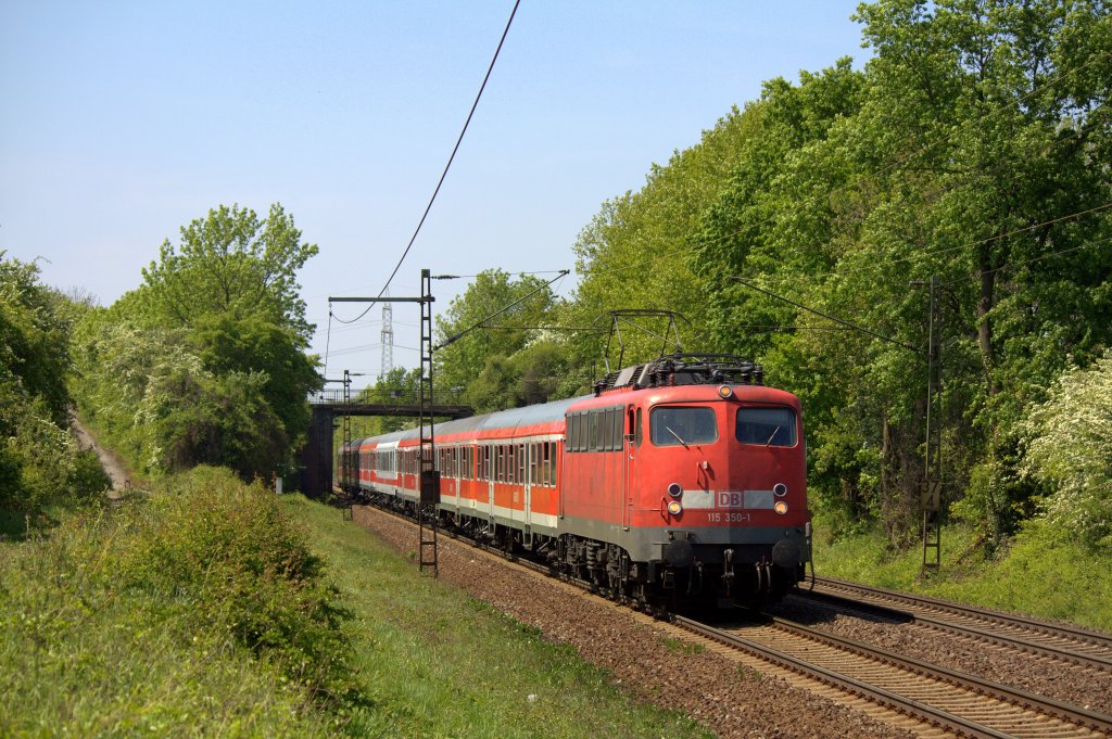 Die 115 350-1 fuhr am 07.05.2011 mit einem Sdz durch Ahlten.