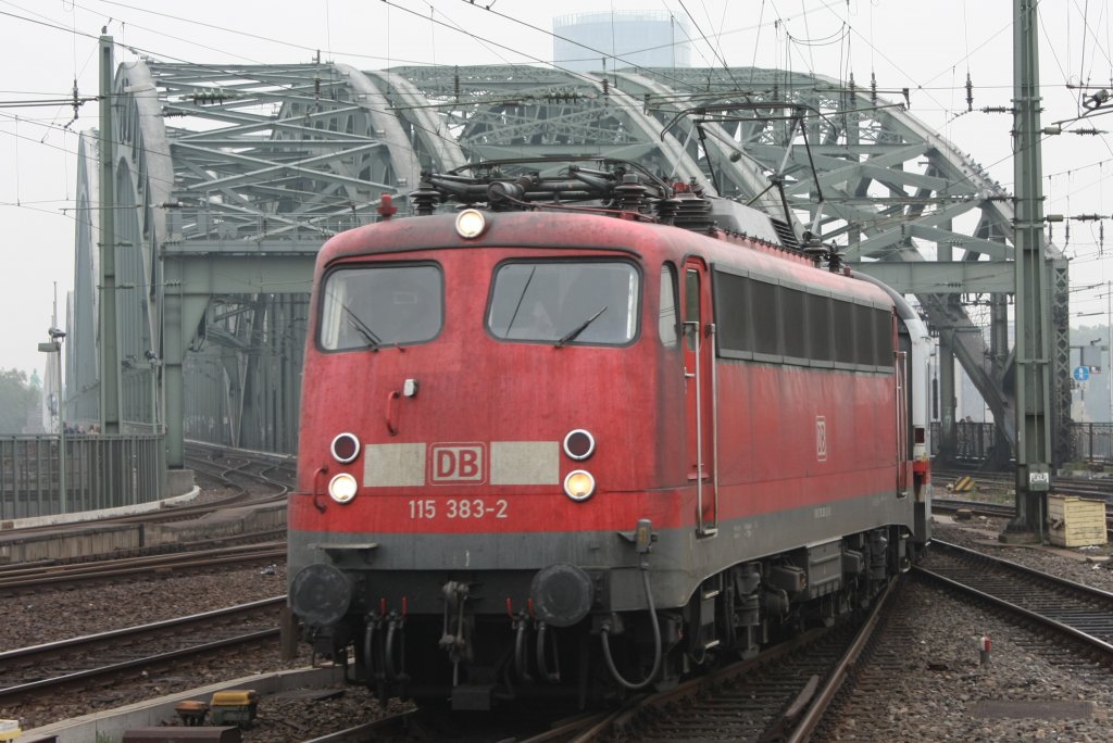 Die 115 383-2 fuhr am 14.10.2010 in Kln Hbf ein.