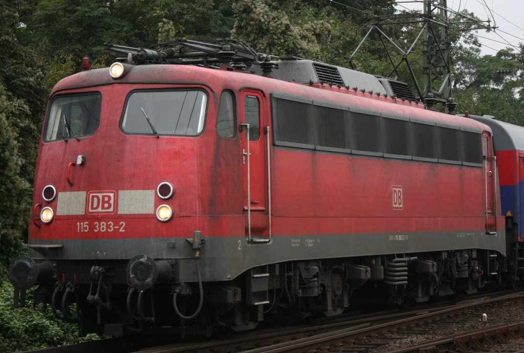 Die 115 383-2 fuhr am 17.10.2010 durch Kln Messe/Deutz.