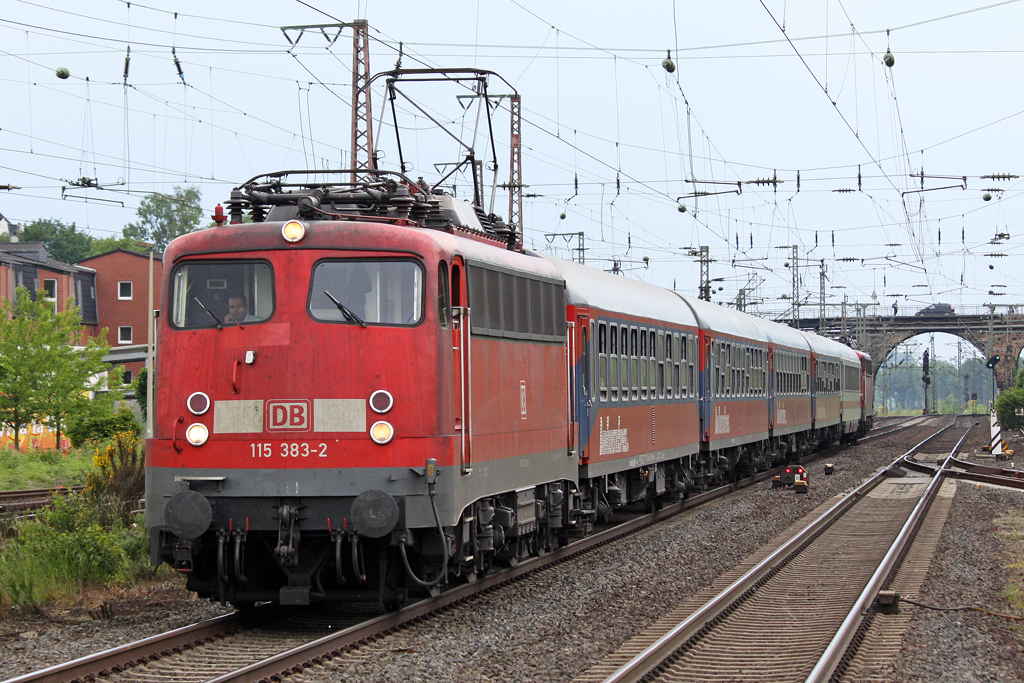 Die 115 383-2 mit IC 2863 in Wuppertal Vohwinkel am 06,06,10