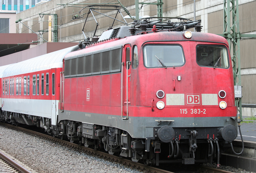 Die 115 383-2 stellt den AZ aus Dortmund Bbf in Dsseldorf HBF bereit am 20.06.2010