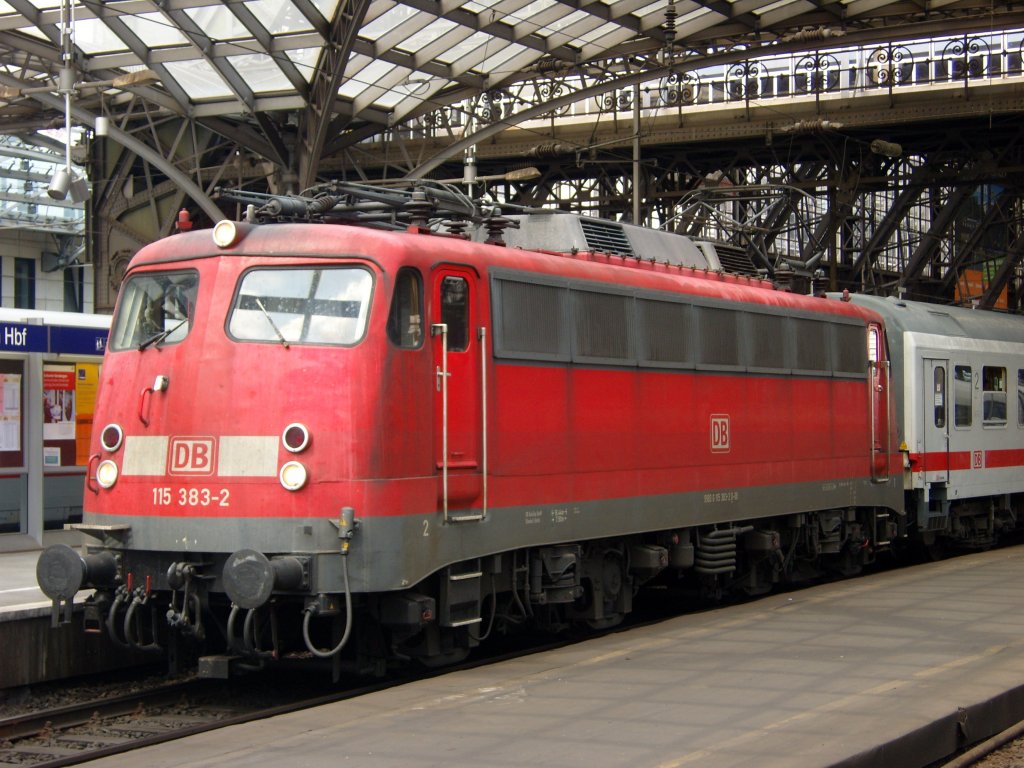Die 115 383-2 wartete am 23.07.2010 in Kln Hbf auf ihre Abfahrt.