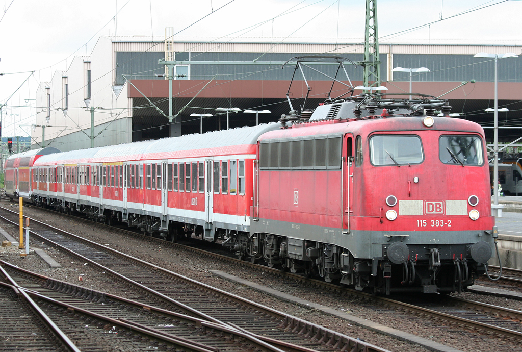 Die 115 383-2 zieht den PbZ 1971 von Dortmund Bbf nach Frankfurt Bbf durch Dsseldorf HBF am 18.06.2010