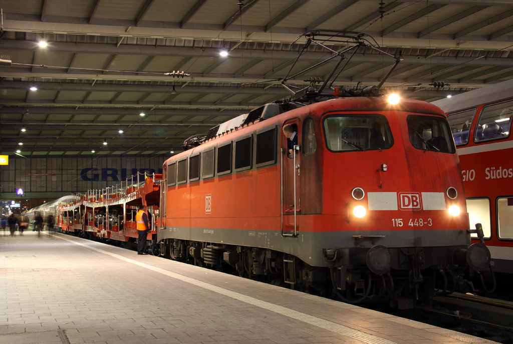 Die 115 448-3 mit einer CNL nach Hamburg/Berlin in Mnchen HBF am 07.12.2012