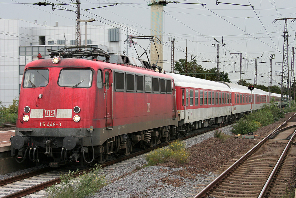 Die 115 448-3 zieht den AZ 1311 von Dortmund durch Duisburg HBF zur Bereitstellung nach Dsseldorf am 11.09.2011
