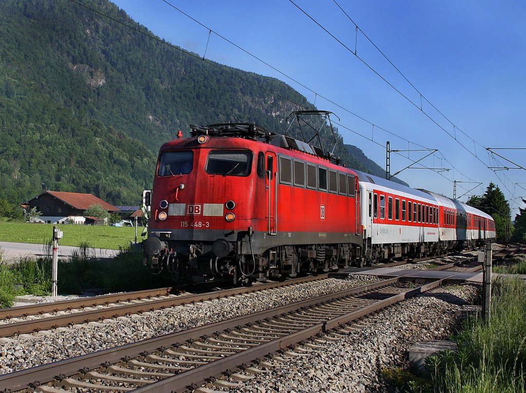 Die 115 448 am 05.06.2010 mit einem Nachtzug unterwegs bei Niederaudorf. 