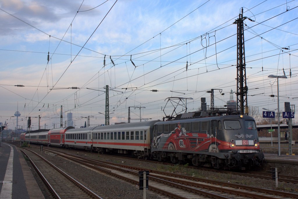 Die 115 509-2  80 Jahre DB Autozug  zog am 20.11.2011 den Pbz 2476 von Frankfurt (Main) nach Dortmund durch Kln Messe/Deutz.