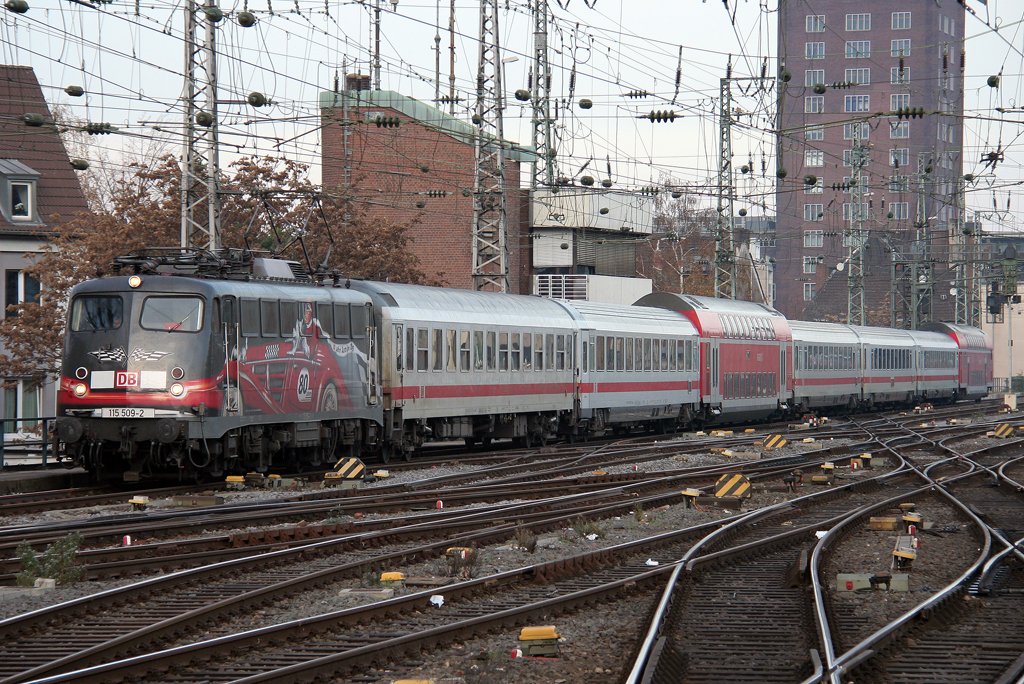Die 115 509-2 rennt durch Kln HBF mit dem PbZ 2476 von Frankfurt nach Dortmund am 20.11.2011