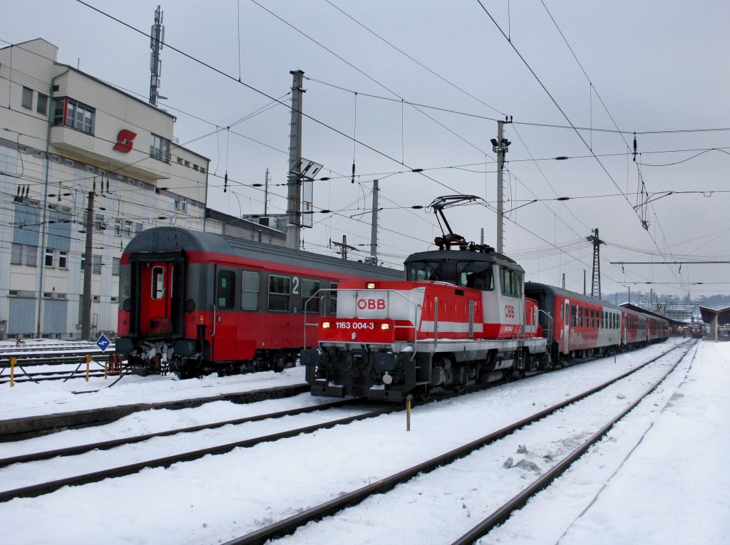 Die 1163 004 am 13.02.2010 bei einer Rangierfahrt im Salzburger Hbf.