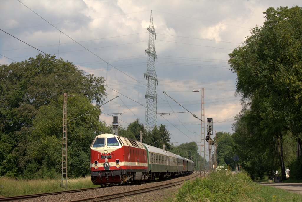 Die 119 158-4 fuhr am 12.06.2011 mit einem Saturn-Sonderzug nach Kln Messe/Deutz, hier in Solingen.