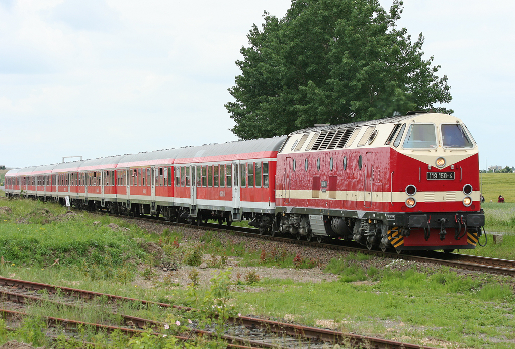 Die 119 158-4 zieht den ILA Express mit 6 Silberlingen und Wittenberger aus Berlin Schnefeld nach Berlin Lichtenberg am 13.06.2010