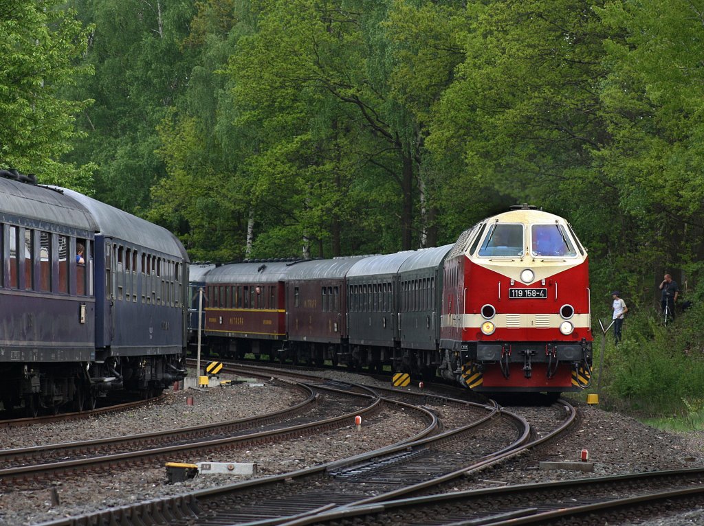 Die 119 158 am 22.05.2010 mit einem Sonderzug bei der Einfahrt in Neuenmarkt-Wirsberg. 
