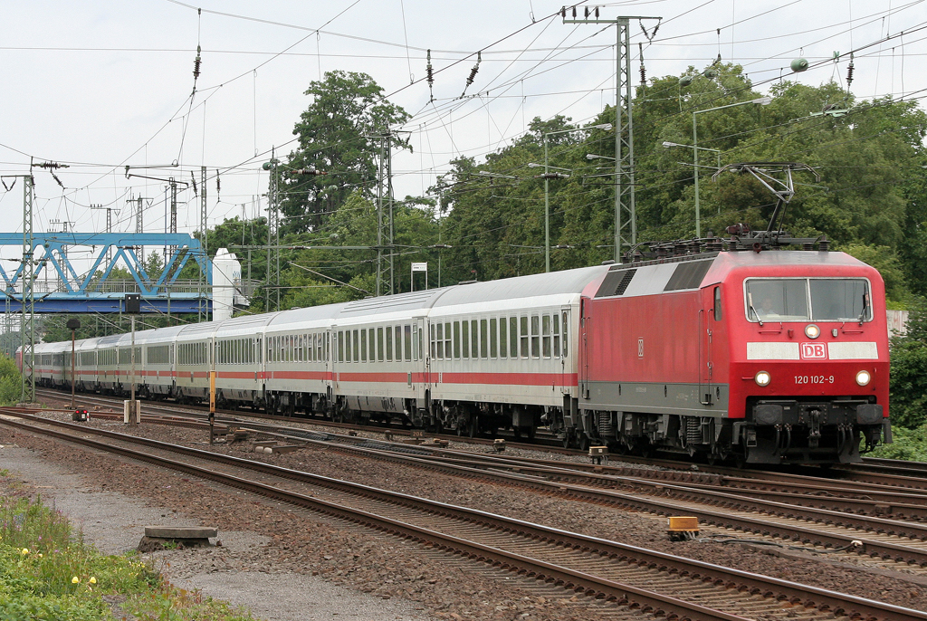 Die 120 102-9 durchf�hrt Duisburg Gro�enbaum mit dem Stuttgarter im Sandwich am 19.06.2011