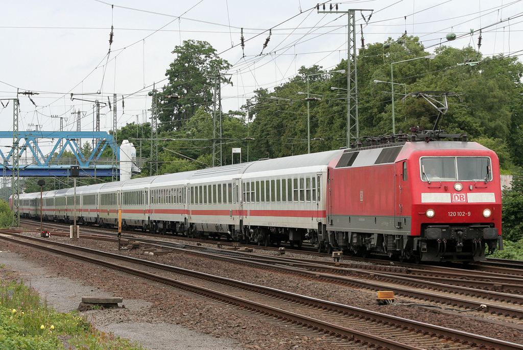 Die 120 102-9 durchfhrt Duisburg Groenbaum mit dem Stuttgarter im Sandwich am 19.06.2011