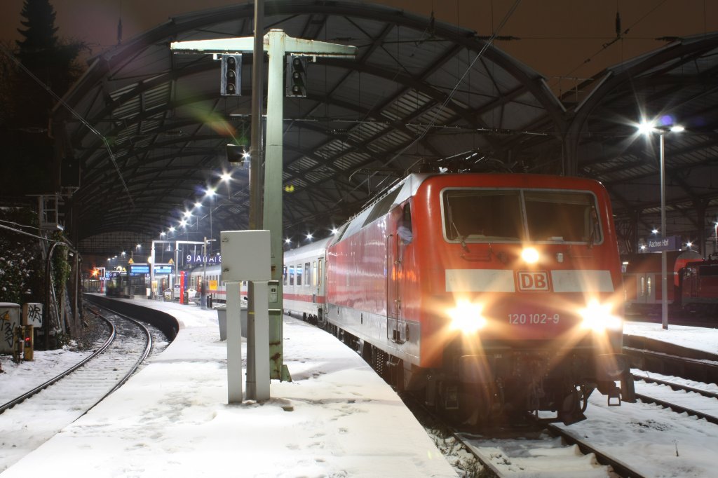 Die 120 102-9 war am 05.12.2010 vor einem IC in Aachen Hbf.